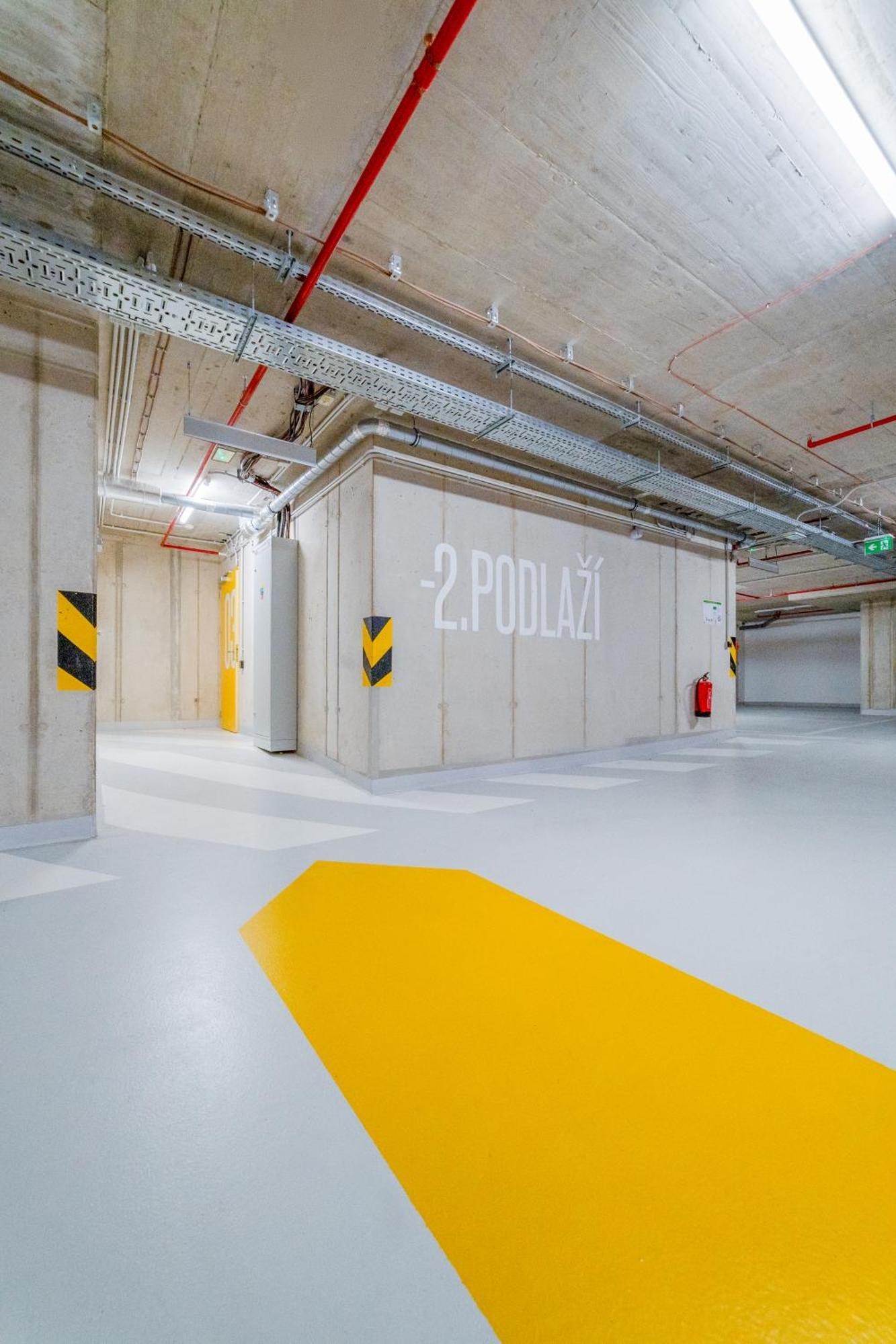 Premium Woodsy With Parking Garage By Rentez * Prag