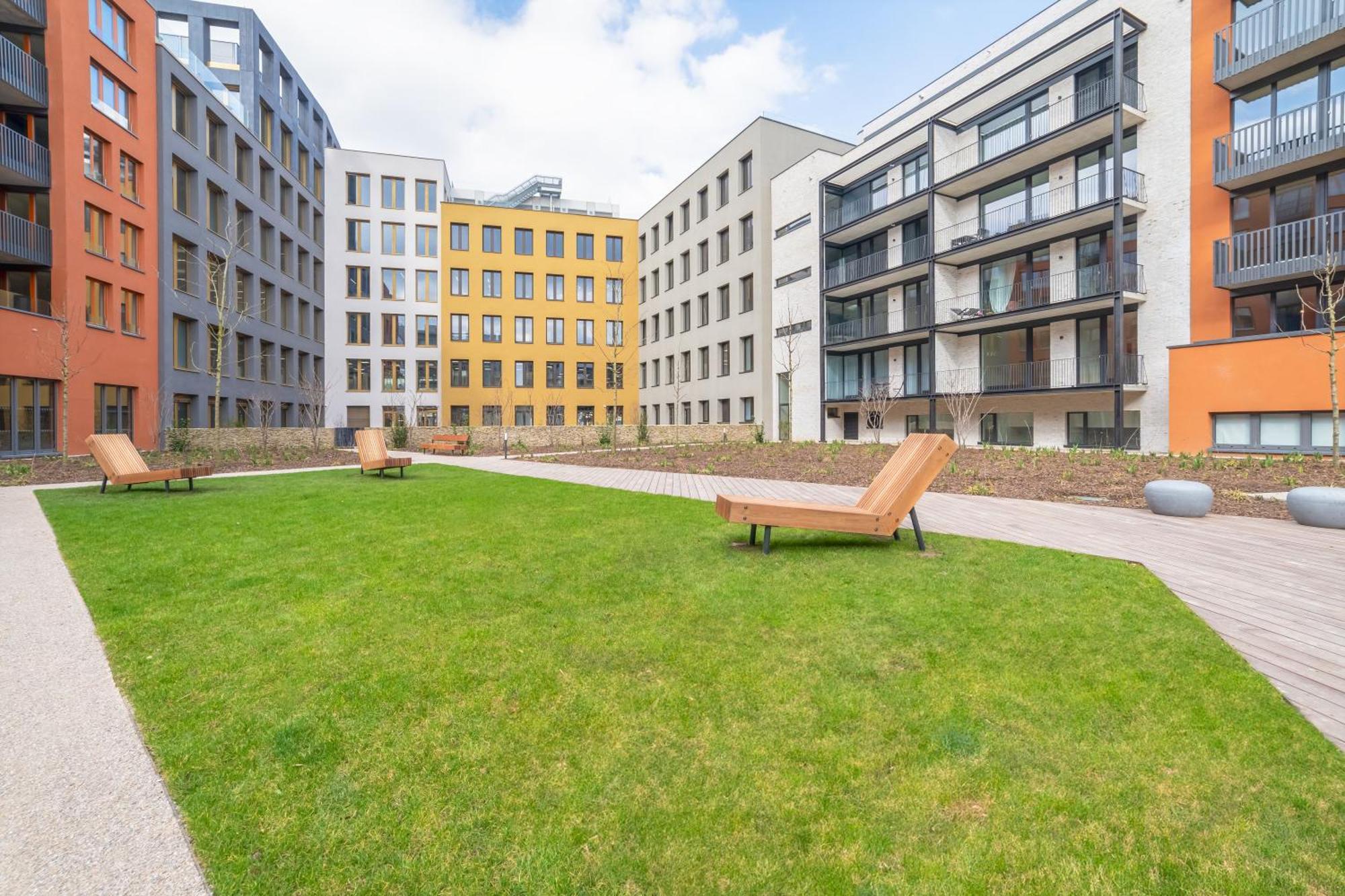 Premium Woodsy With Parking Garage By Rentez Apartment Prag